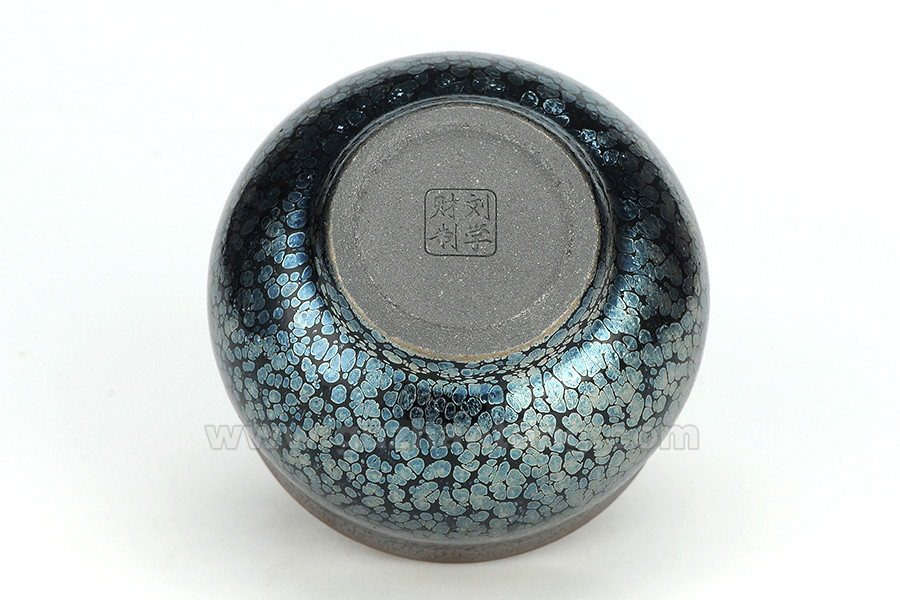 底部印有底款"刘学财制"字,建盏名师落款,打上了刘学财大师建盏的专属