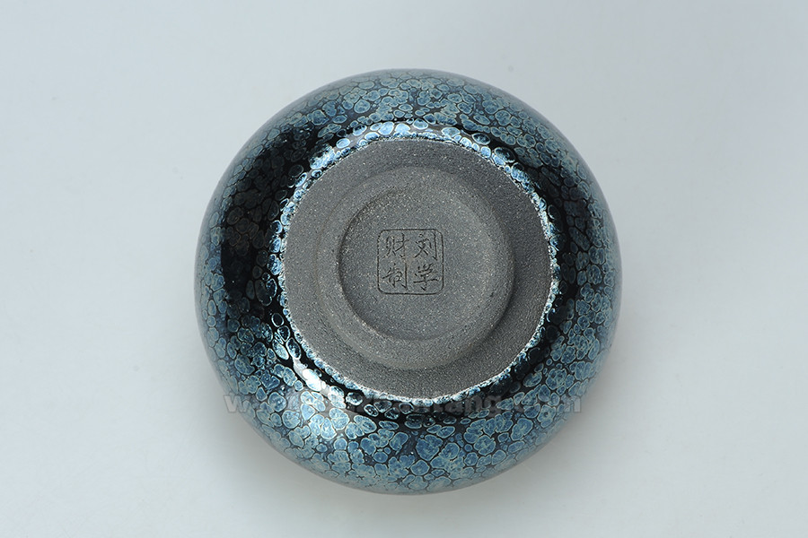 底部印有底款"刘学财制"字,建盏名师落款,打上了刘学财大师建盏的专属