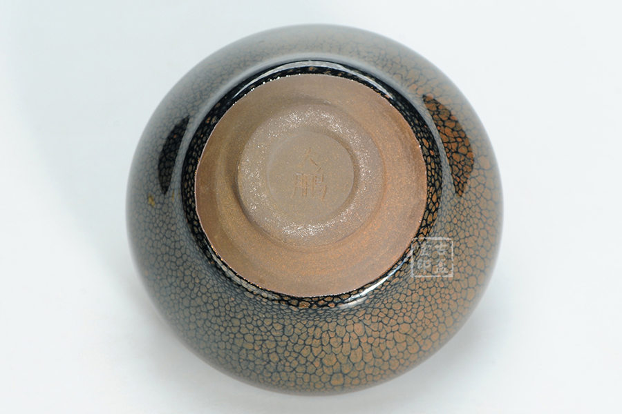 底部印有底款"陈大鹏"字,建盏名师落款,打上了陈大鹏大师建盏的专属