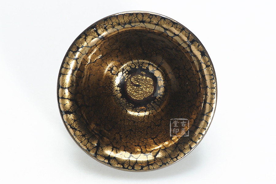 铁胎厚釉,强烈的金属光泽,在太阳光下观察,折射出的金灿灿的光芒,流光