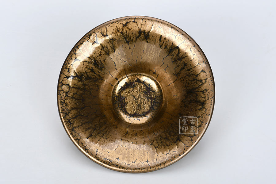 铁胎厚釉,强烈的金属光泽,在太阳光下观察,折射出的金灿灿的光芒,流光