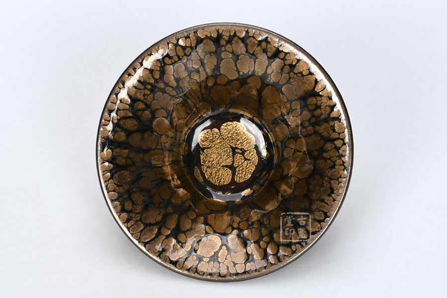 铁胎厚釉,强烈的金属光泽,在太阳光下观察,折射出的金灿灿的光芒,流光