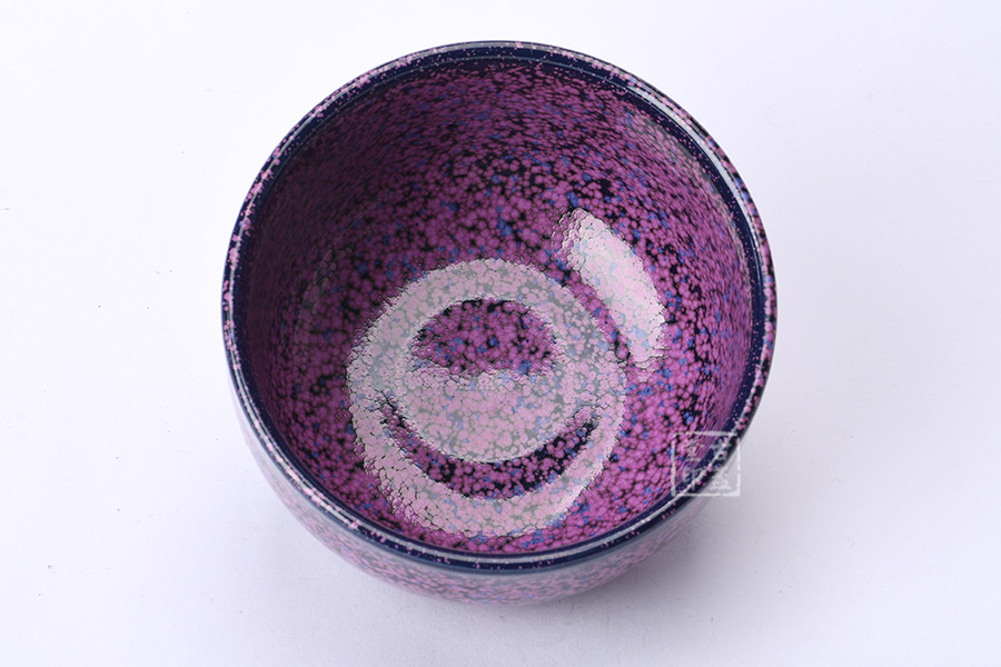内壁与外壁颜色一致,紫色斑纹细腻丰富而缤纷璀璨,触摸那光滑的釉面
