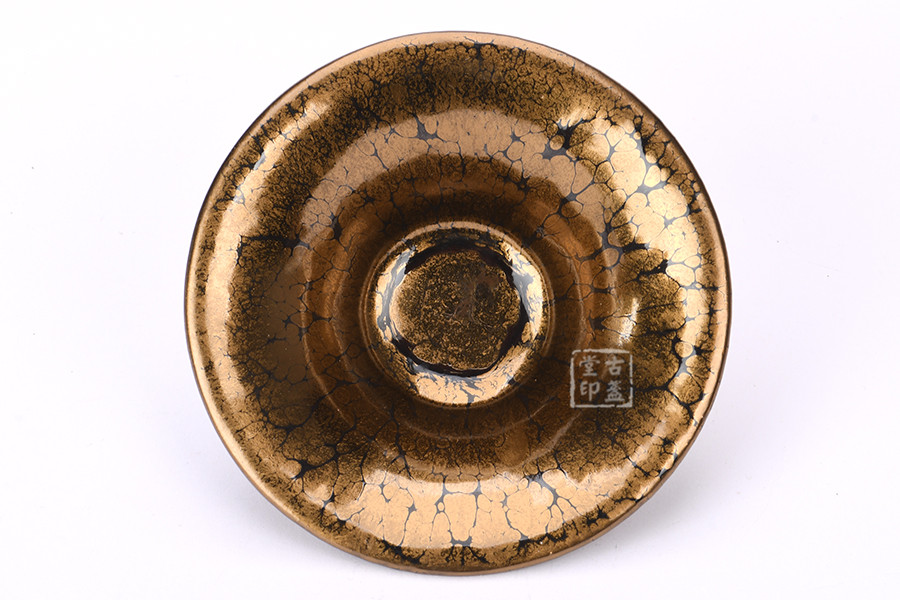 铁胎厚釉,强烈的金属光泽,在太阳光下观察,折射出的金灿灿的光芒,流光