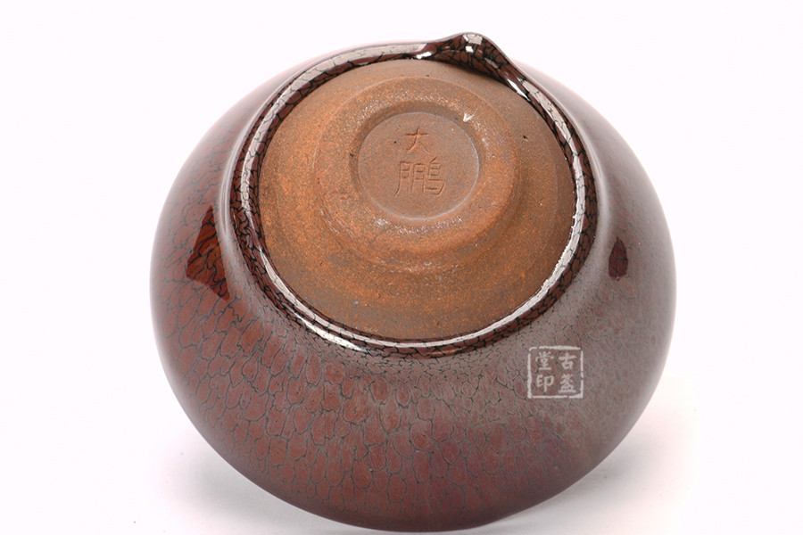底部印有底款"大鹏"字,建盏名师落款,打上了陈大鹏大师建盏的专属品牌