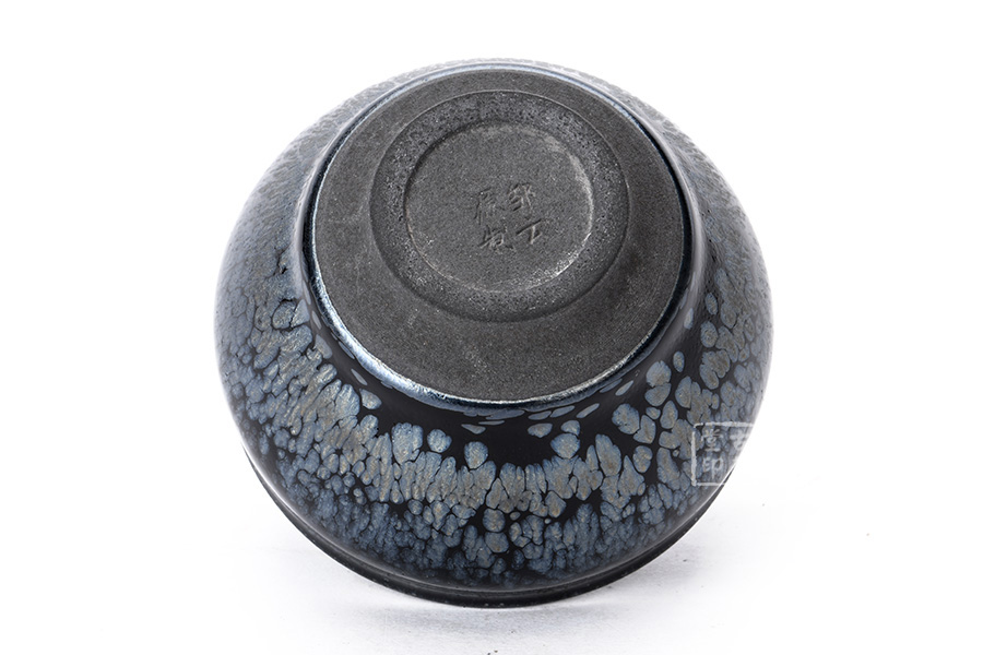 底部铁胎外露,让其不失古朴之美,建盏大师"邹云源"的落款,打上了专属