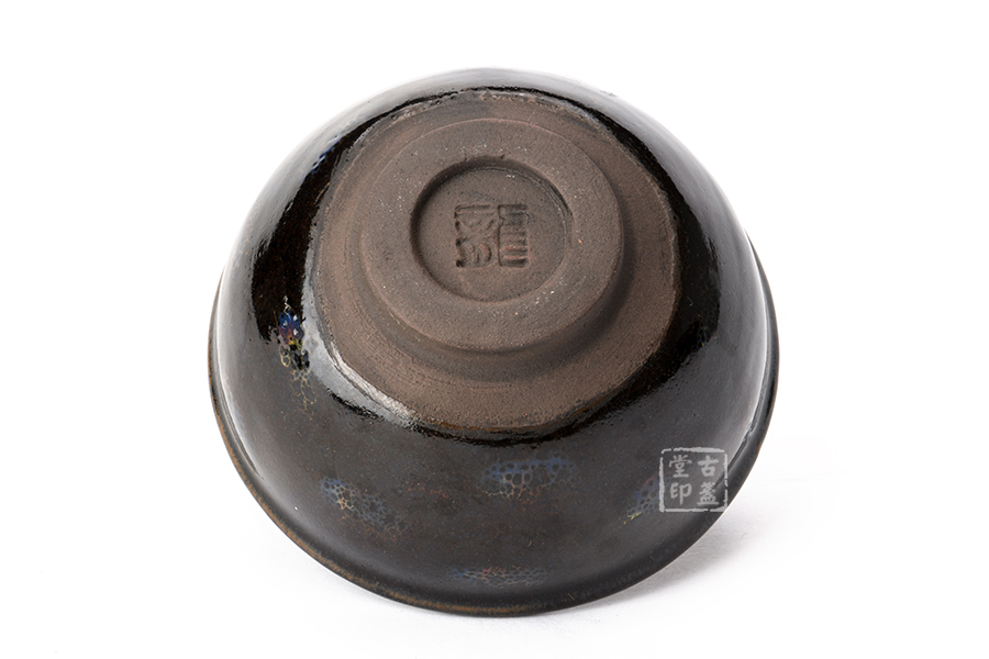 底部印有底款"龙"字样,名家落款,打上了蔡炳龙大师建盏的专属品牌印记