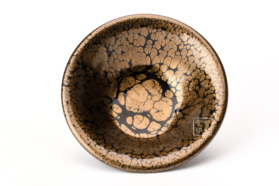 铁胎厚釉,强烈的金属光泽,在太阳光下观察,折射出的金灿灿的光芒,流光