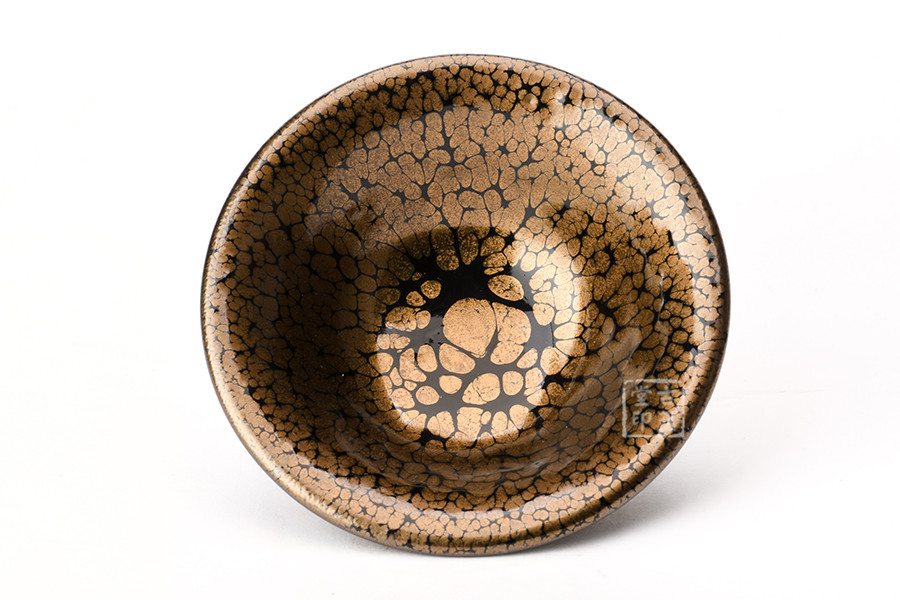 铁胎厚釉,强烈的金属光泽,在太阳光下观察,折射出的金灿灿的光芒,流光