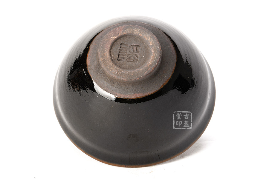 底部印有底款"龙"字样,名家落款,打上了蔡炳龙大师建盏的专属品牌印记