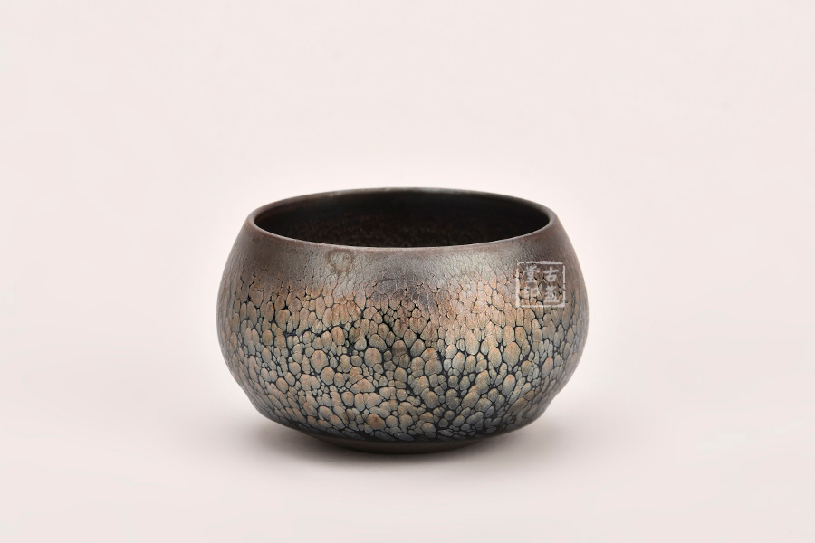 作品库 作品详情 瑚琏禅定杯 作品描述 "瑚琏"是建盏大师邱华忠的得意